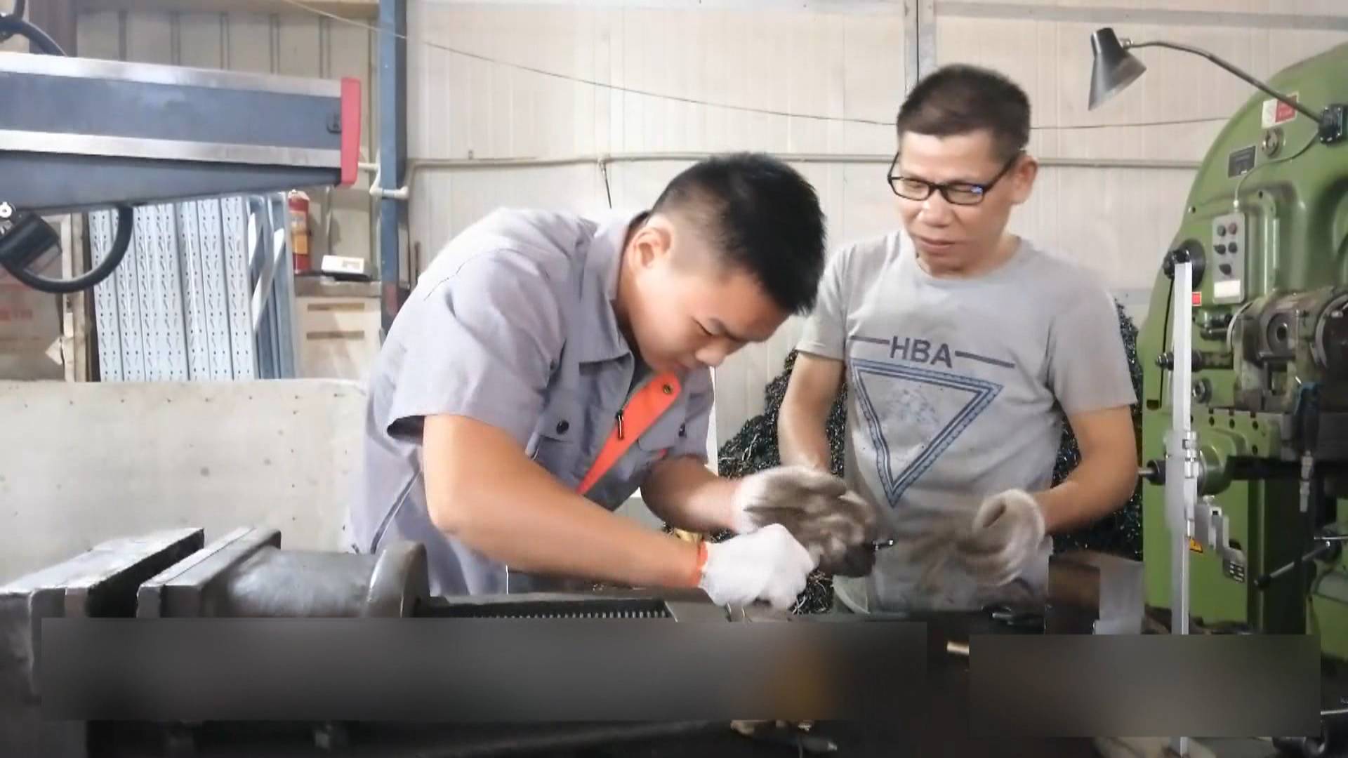 电钻在鸡蛋上旋转！“技能狂人”用坏1000多块钢板，磨炼加工技艺