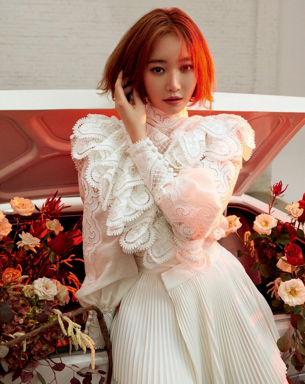 她是韩国“短发女神”，穿黑色蕾丝长裙搭皮靴出镜，霸气潇洒