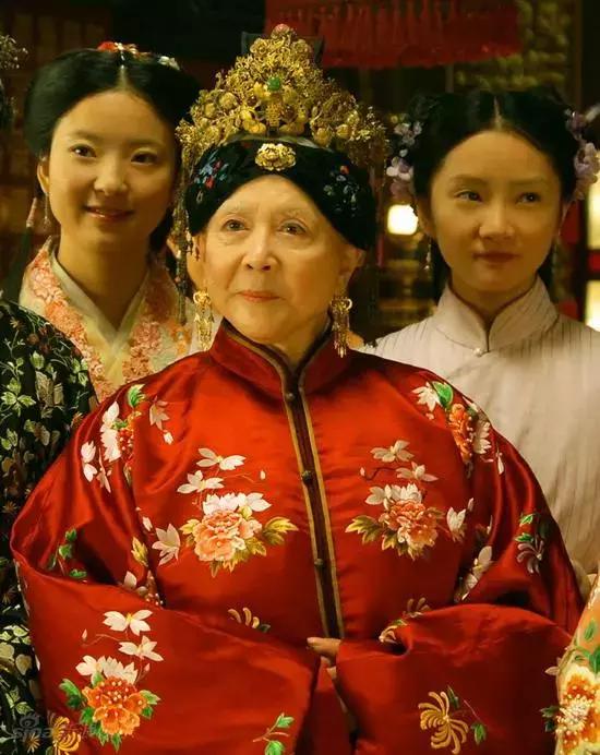 86岁的好莱坞华人教母：我是一只独来独往的豹，不需要结婚