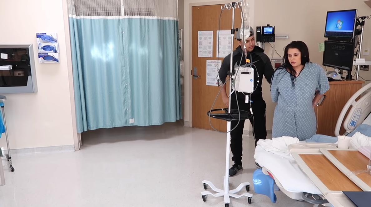 宝宝生出来了，医生还在伸手掏，陪产的丈夫怒斥“还有什么可掏”