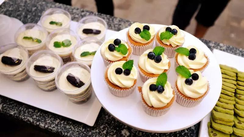 山崖上的徽派民宿,民宿古香古色的徽派民宿