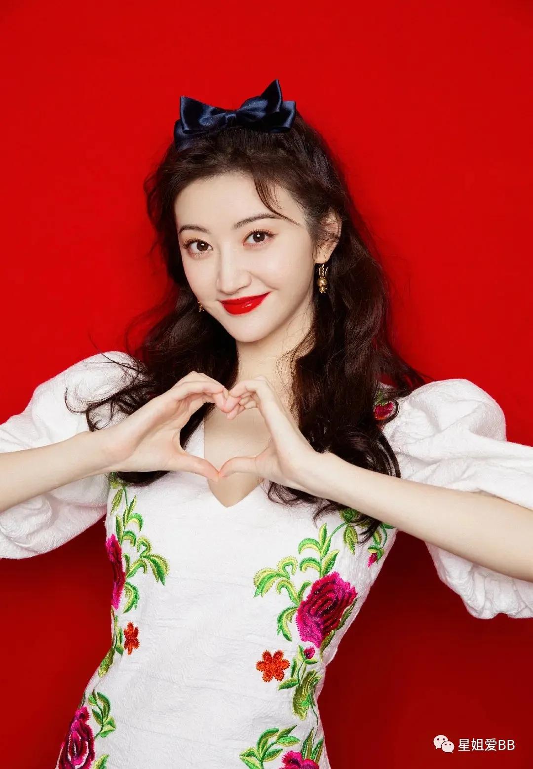 网上关于她整容的传闻屡见不鲜,自曝八年整容史