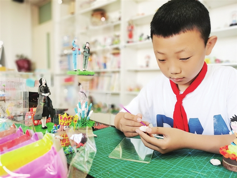 这个太原娃有点牛！学校为他办个人展览，“黏土小达人”成校园明星