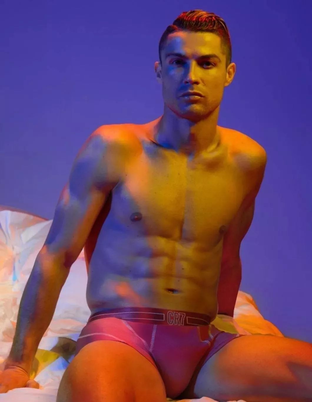 c罗大秀手臂肌肉惊呆众人,c罗最新肌肉照