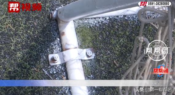 3岁女童被倒下足球门砸死,学校球架倒塌砸死3岁女童