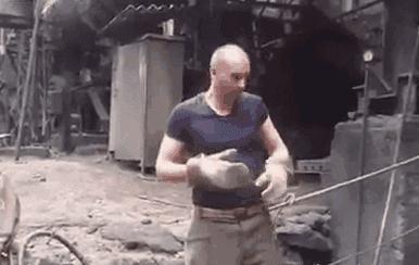 为什么烧滚的水滴入一滴油不会炸，而烧滚的油滴入一滴水会炸？