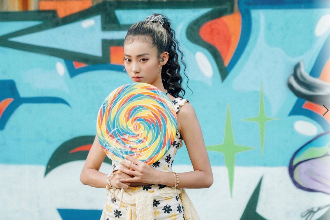 Jace陈凯咏新歌《IWish》挑战踩直排轮溜冰吊威亚呼吸困难