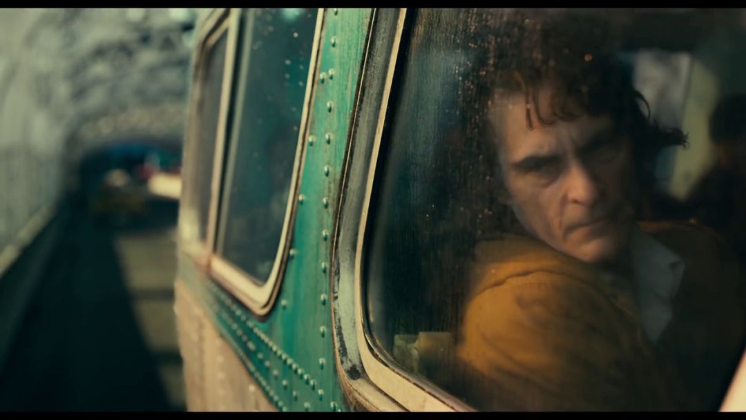 小丑口碑大爆豆瓣评分9,dc新片小丑首曝预告风格黑暗