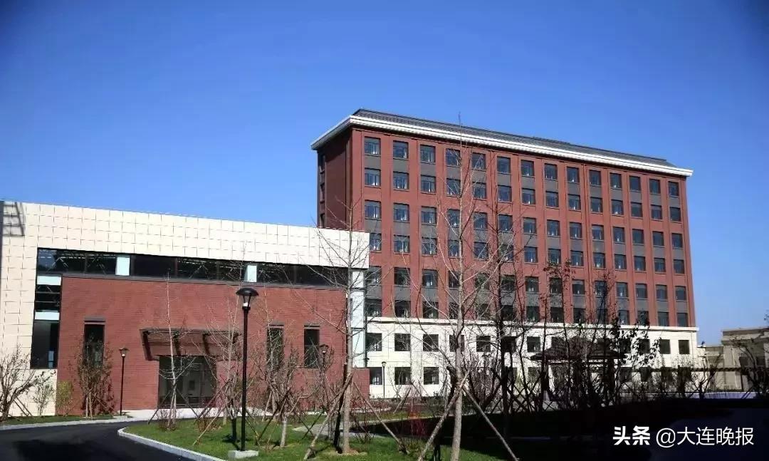 3万人足球场,大连大型专业足球场