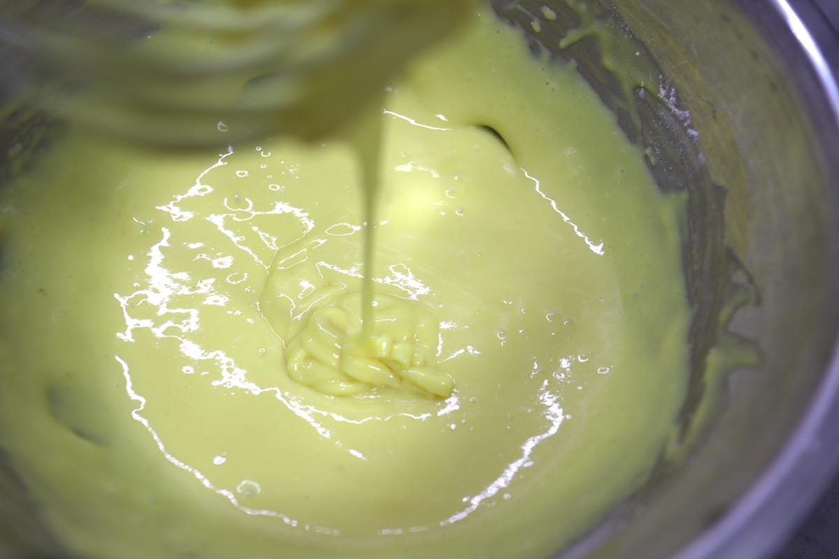 戚风蛋糕卷要烤多久才不掉皮,戚风蛋糕不开裂不塌陷的诀窍