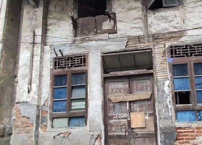 北碚有个老街，曾经是重要的交通码头要道，而今更有江东明珠之喻