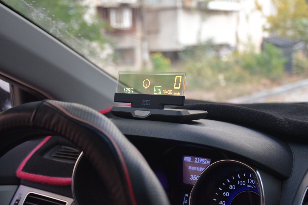 新司机低头看导航追尾，老司机呵呵一笑：车上加套设备就解决了！