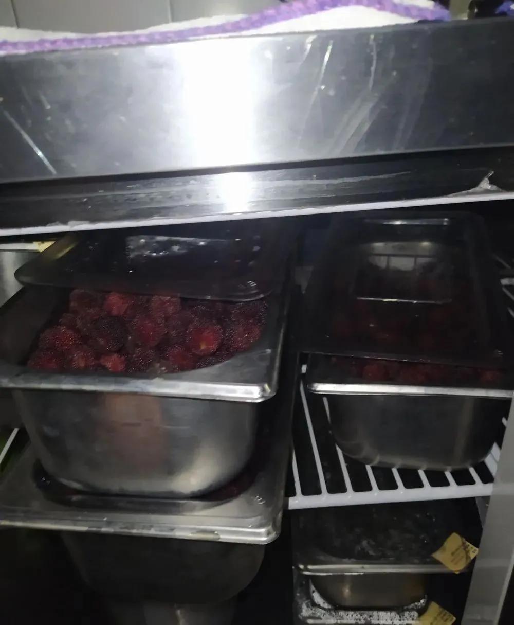 蟑螂乱爬、水果腐烂……“奈雪的茶”凌晨道歉！