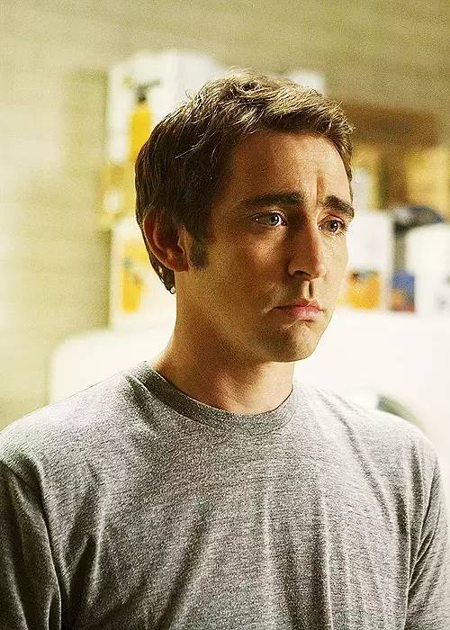 7年前惊艳世界的精灵王,如今在开拖拉机,“大王您养鸡都美”