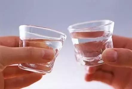 喝酒都有独门技术,喝酒的技巧不吐