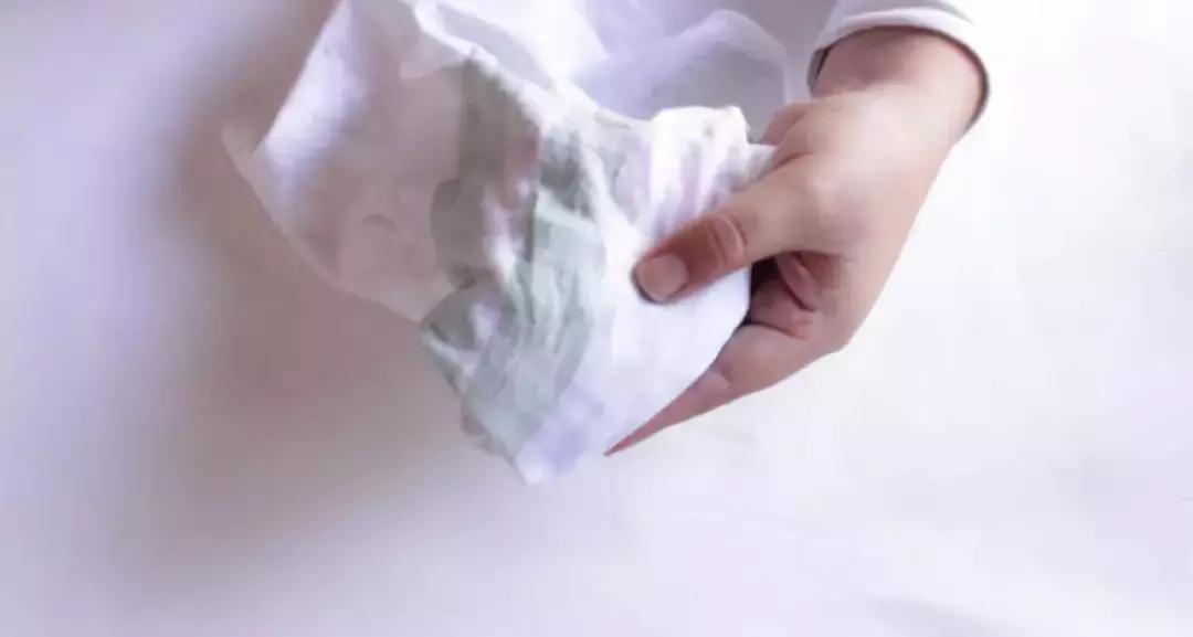 白衣服不小心染上了污渍怎么办,白衣服弄脏了怎么洗才能洗干净