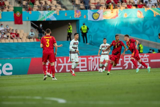 2020欧洲杯赛场围栏上一圈的国企标语，有多少人看到了海信？