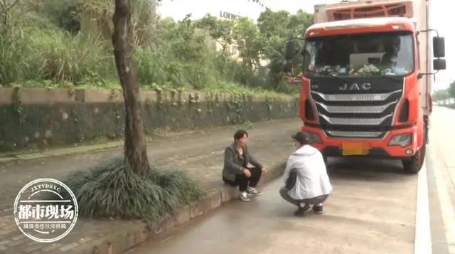 夫妻俩货车里过夜醒来时崩溃了,两夫妻货车里睡觉醒来妻子大哭