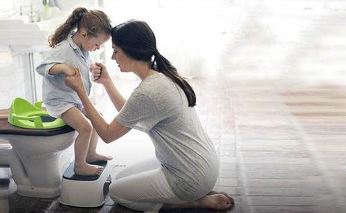 宝宝不愿意坐马桶大便怎么办,宝宝坐马桶为什么拉不出大便呢