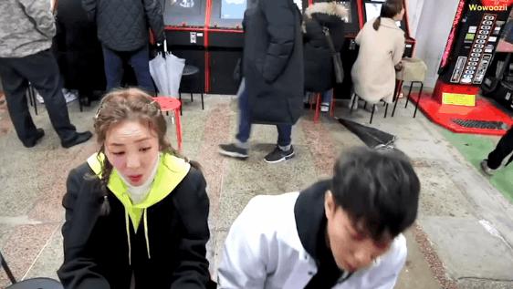 易烊千玺买权志龙同款鞋,易烊千玺助理权志龙鞋