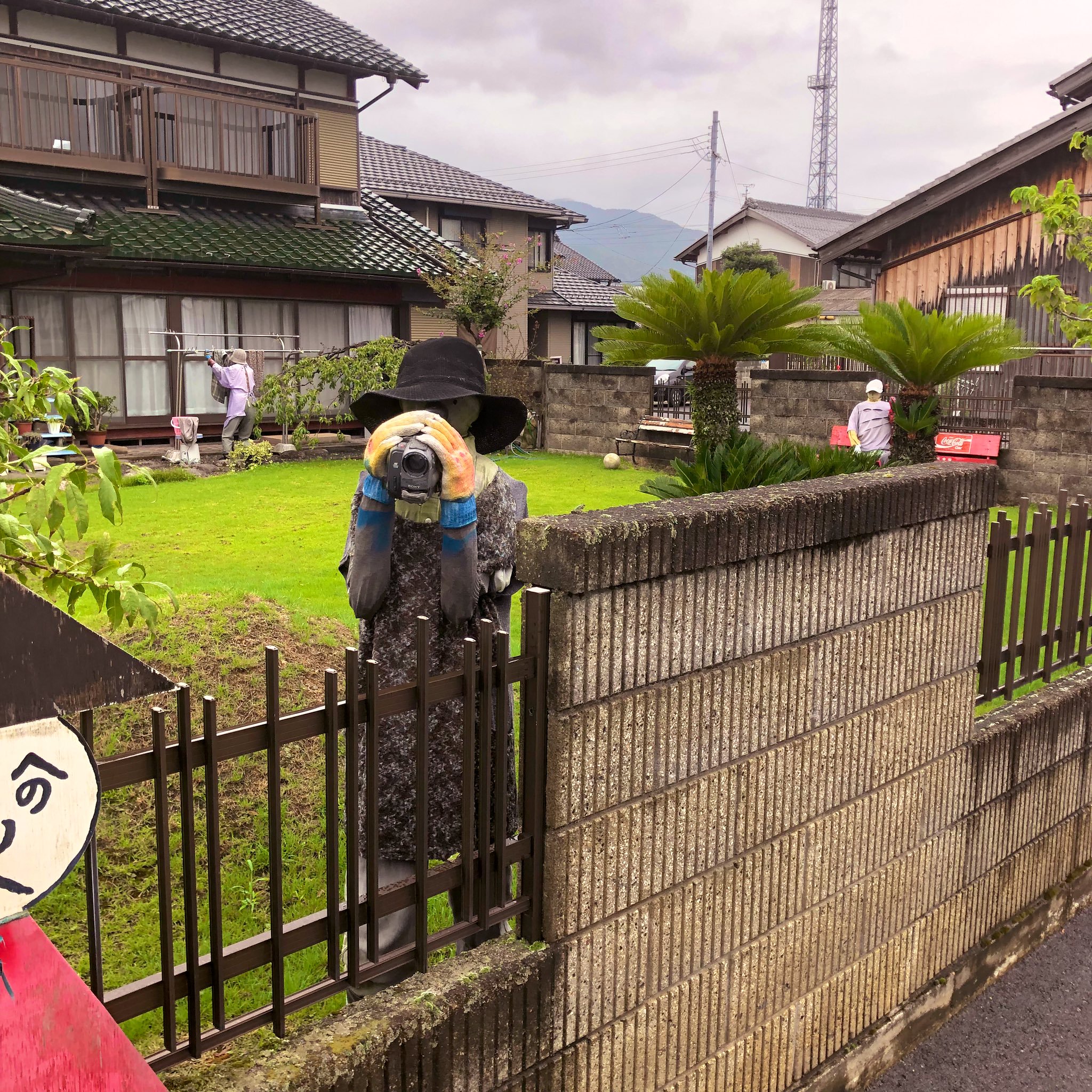 日本人进村村民惊慌失措片段,中国人探秘日本稻草人村