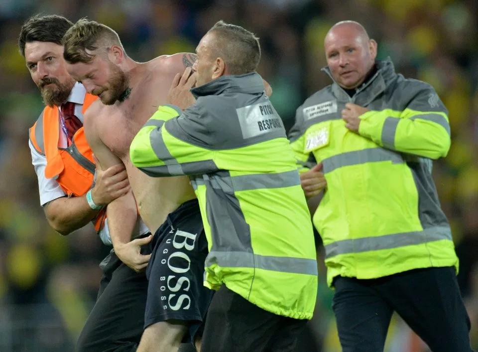 疯狂裸奔！球队4-0失利球迷裸奔为球队制造中场阻截铁粉