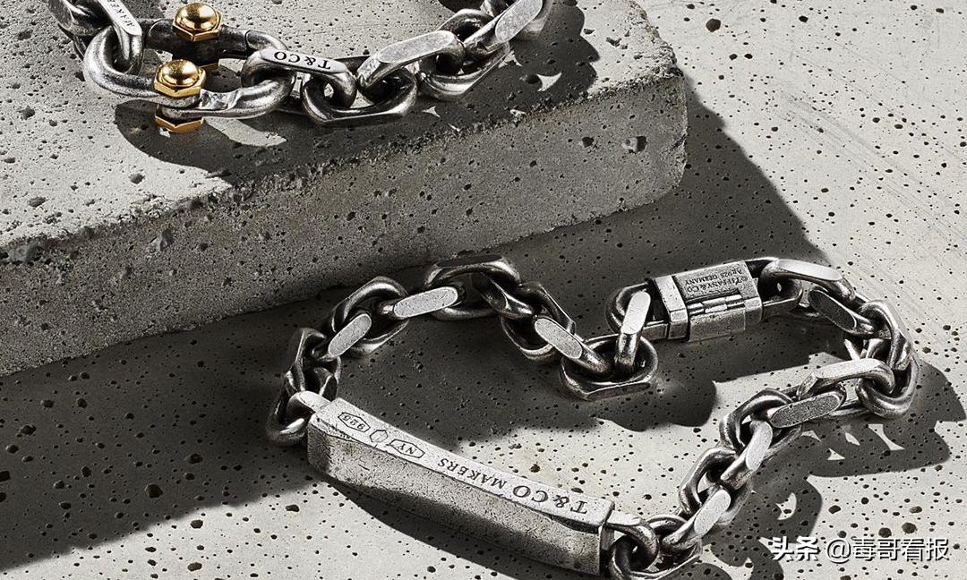 简约的首饰往往是穿搭的必杀技,首饰穿搭