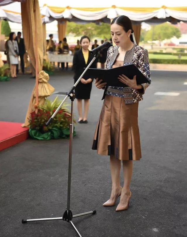 泰国女首富伍伦盼足球,泰国女足总经理伍伦盼写真