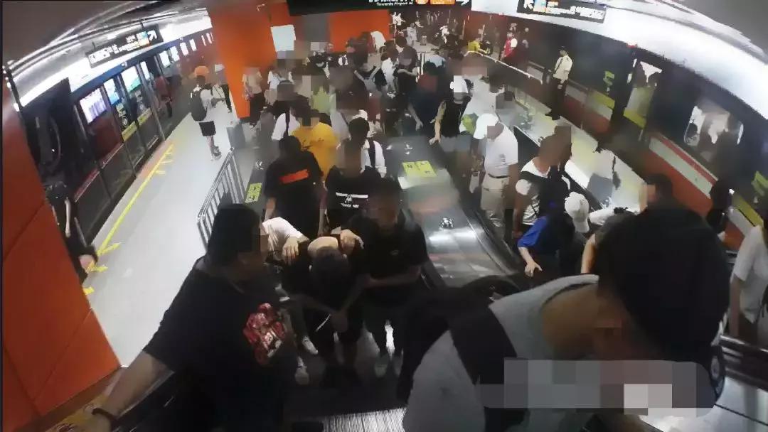 地铁女子抓狼视频,女子在地铁蹲点抓色狼