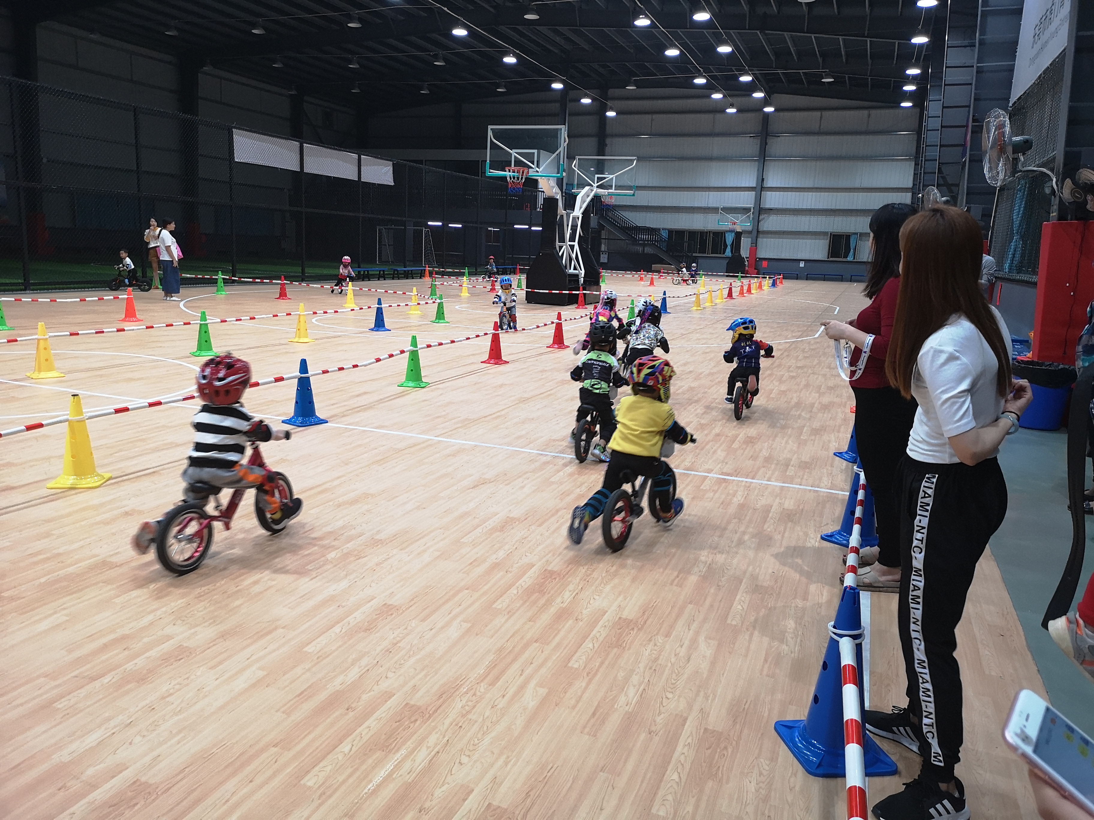 10000平室内游戏厅,居家室内羽毛球场地