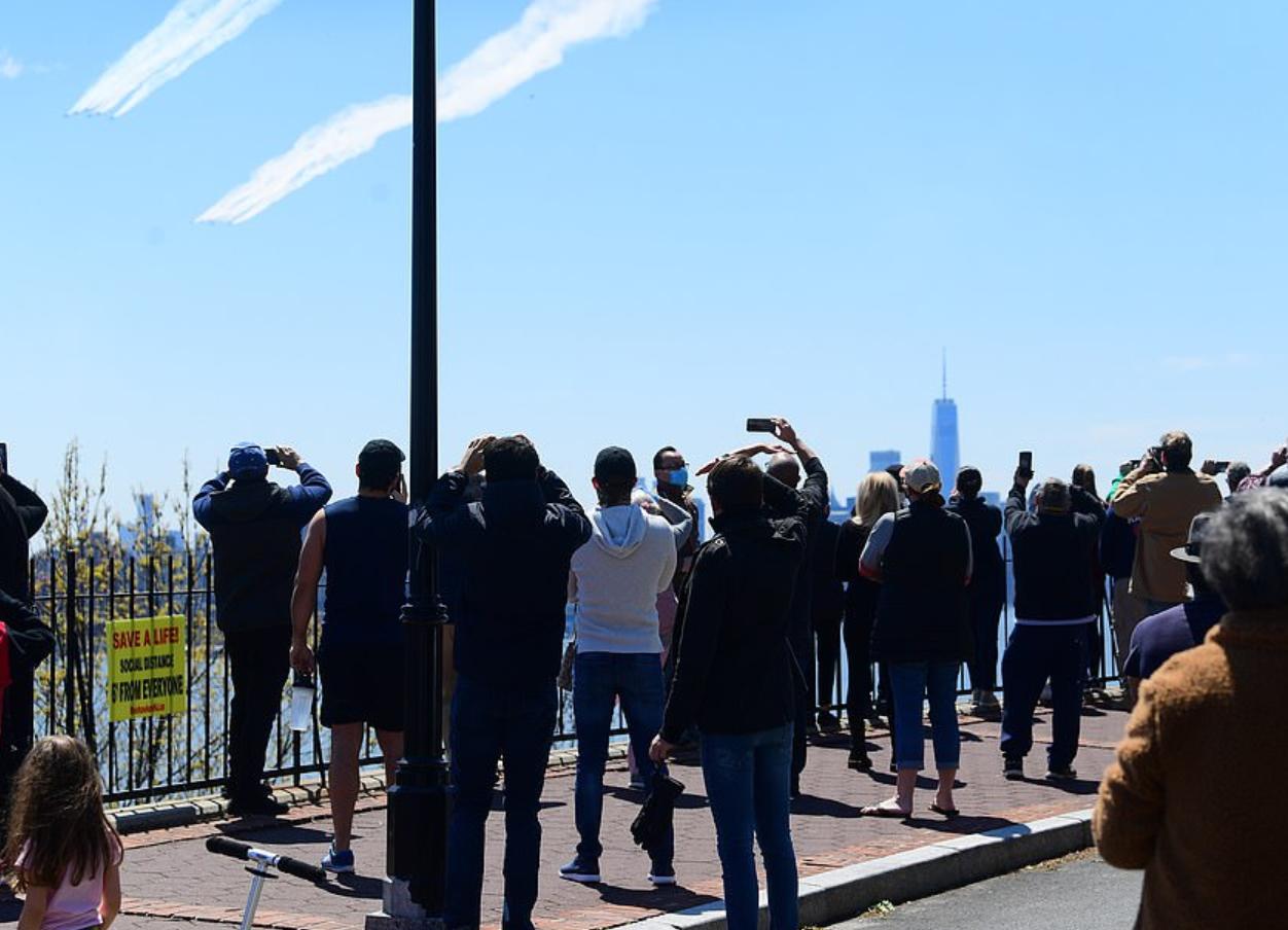 上万美民众无视病毒聚集,兴奋看飞行表演,飞机还飞过自由女神像