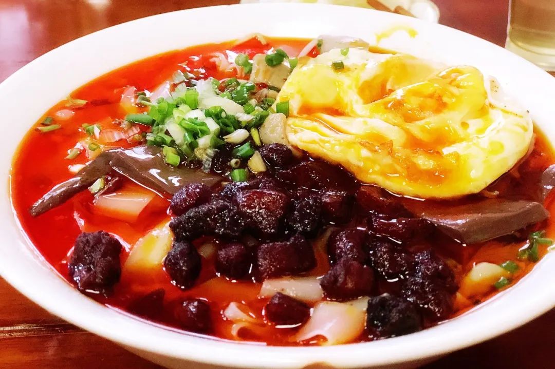 坐上高铁去旅游沿线美食尝个遍,云贵川渝高铁环线