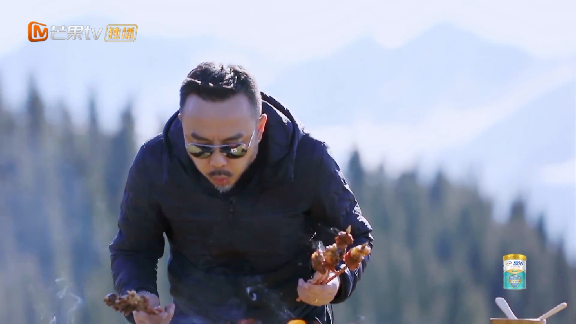 不讲卫生？汪涵把口水吐烤肉串上，生吃3片羊肝，艾福杰尼愣住