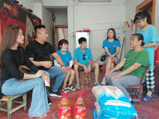 湖北武穴：樊繁、阮泽青“夫妻档”带领团队爱心路上携手同行