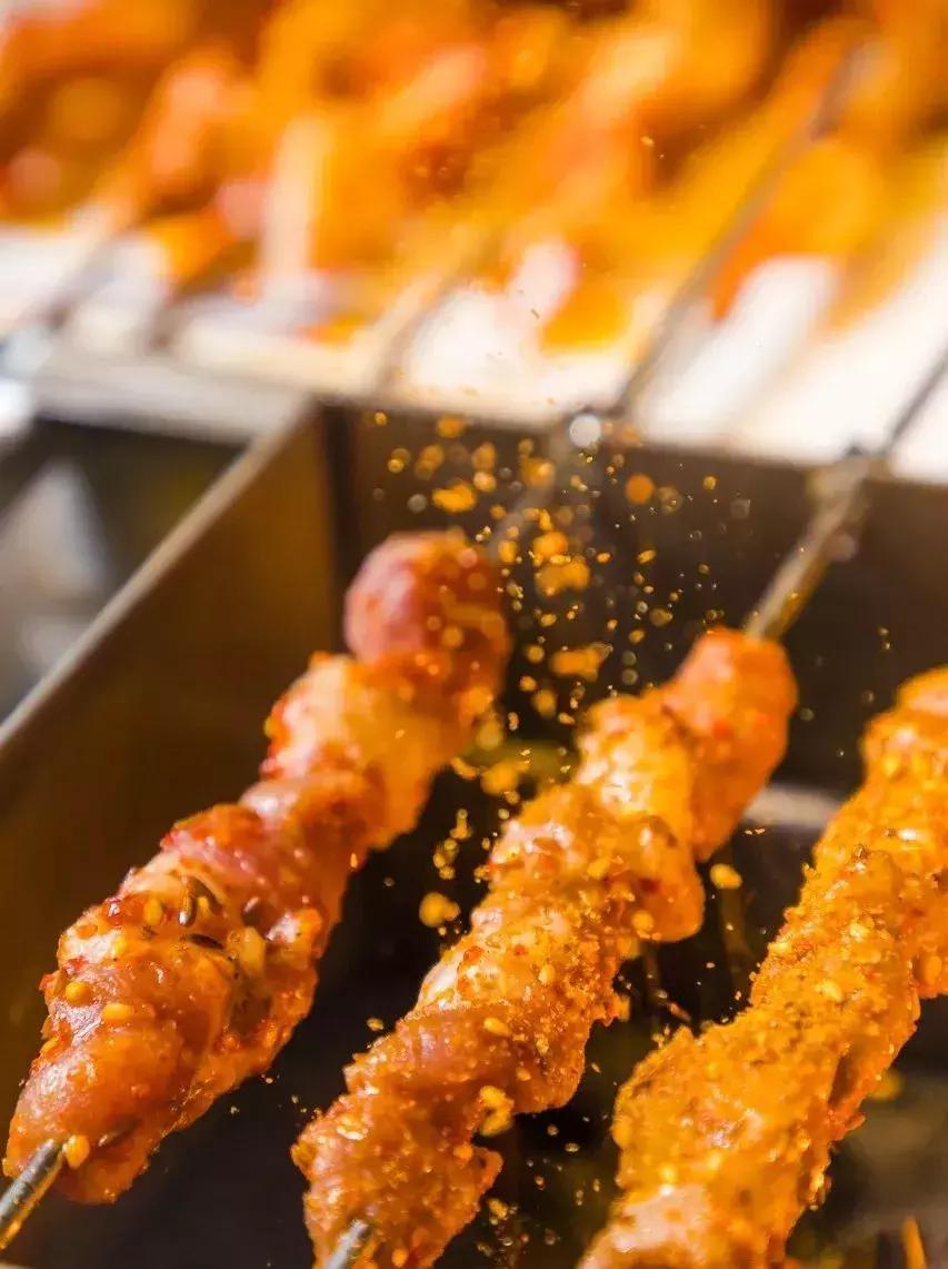 火遍全网的烧烤店,丰茂烤串三里屯店直播100抵200