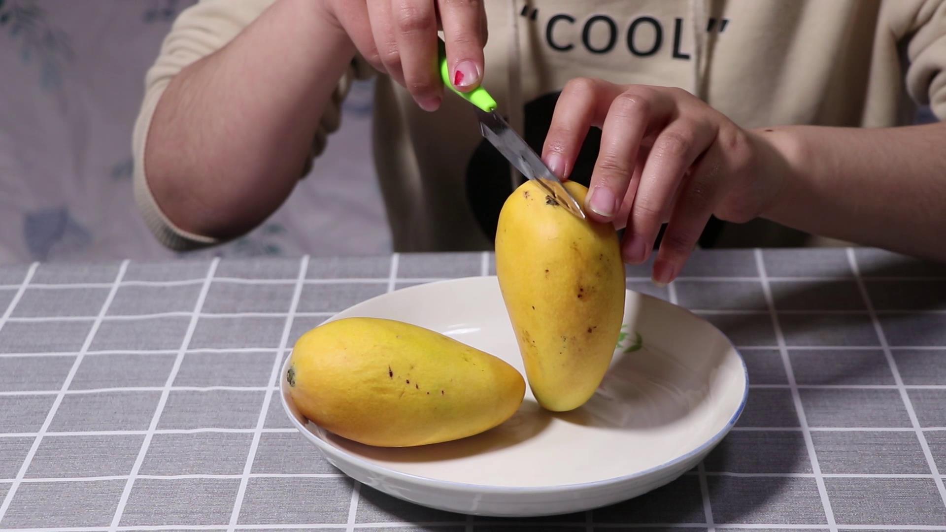 切芒果的正确方法和技巧,切芒果小妙招不用刀