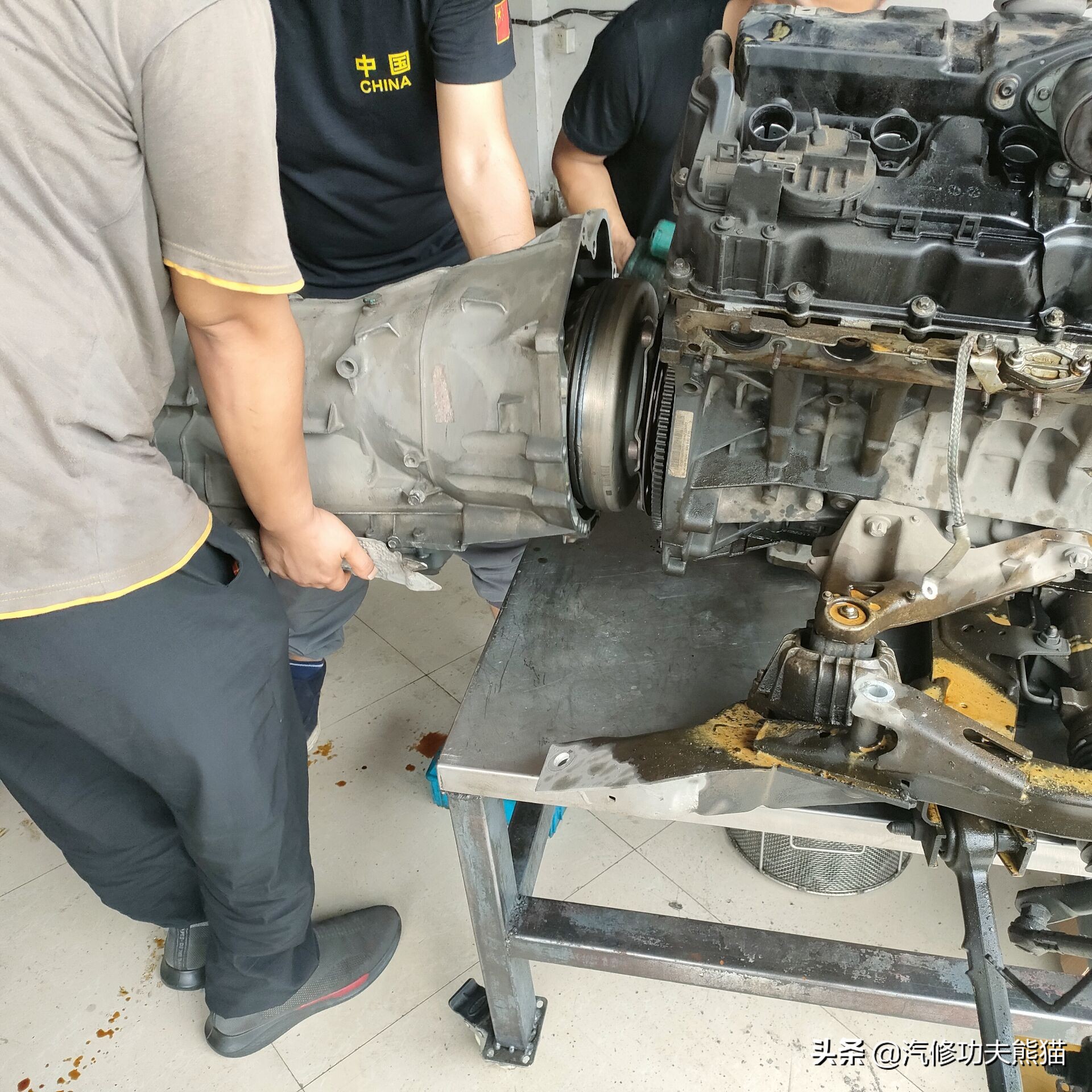 宝马e90325i2007款,宝马e90漏机油通病