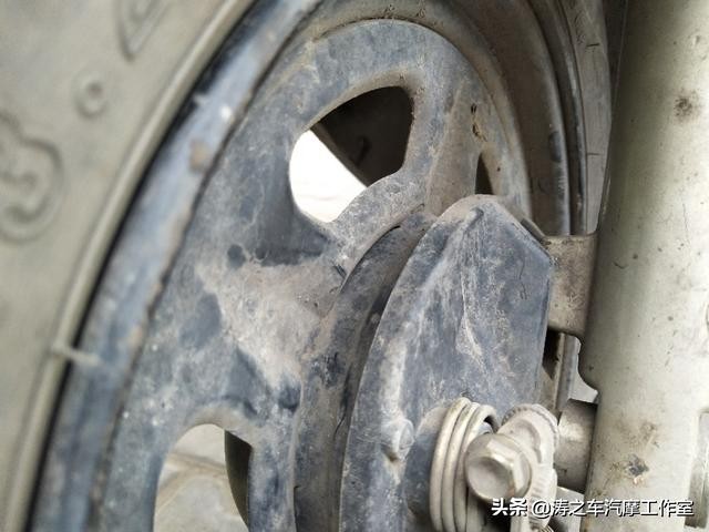 电动车维修分享：更换过方向柱维修以后，骑行时就感觉车往一边偏