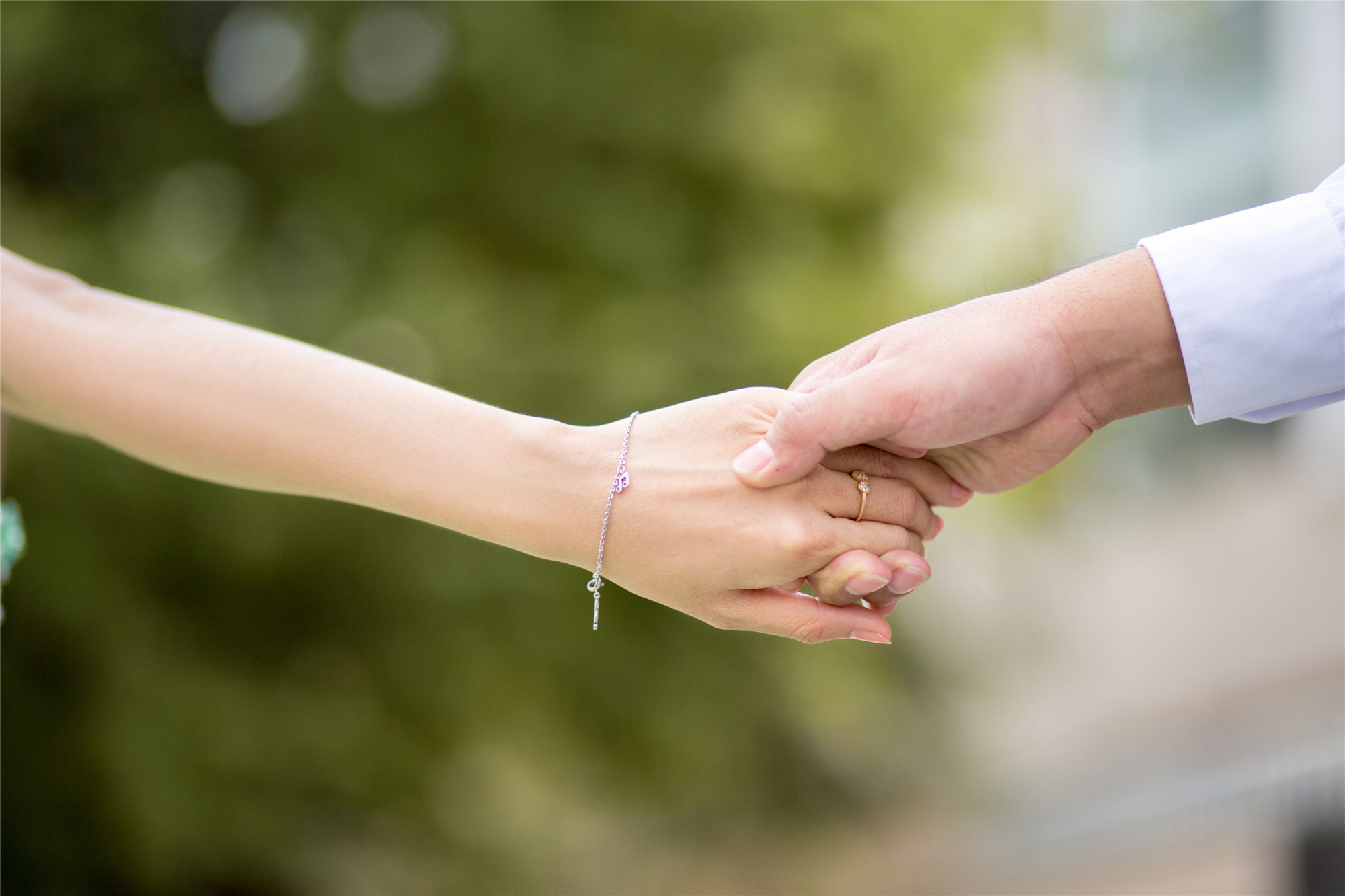 和男人沟通时对方却选择沉默,男人不联系你高情商女人该怎么做