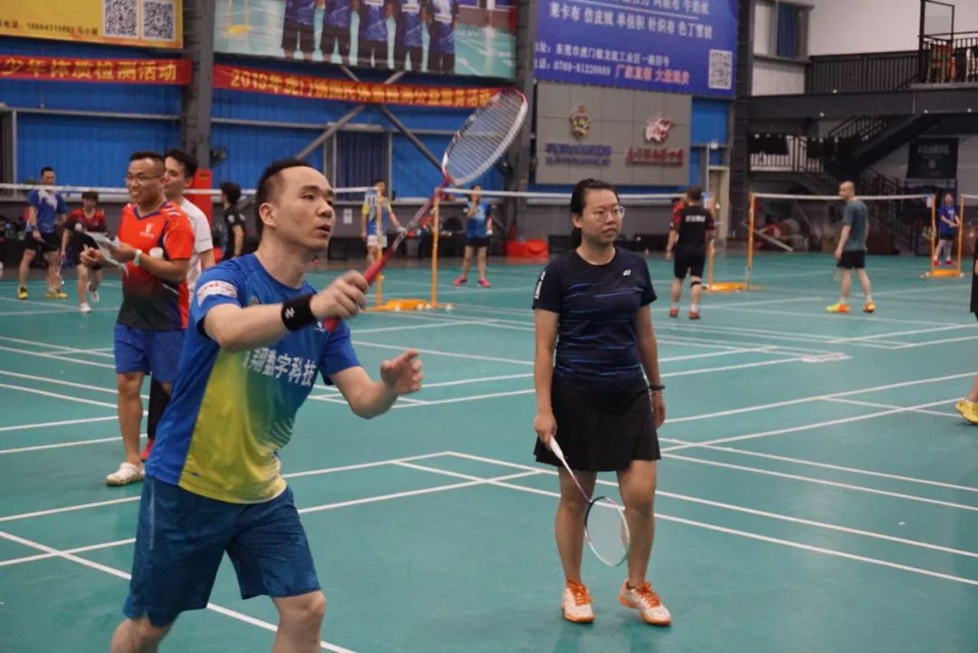 五一劳动节我们结伴而行,庆祝五一羽毛球比赛