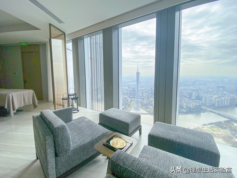住在广州瑰丽酒店看外面风景,广州瑰丽酒店看到整个广州夜景