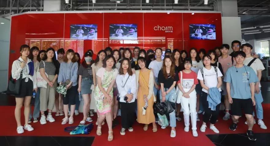 作为广告公司，被一群大学生参观是怎样一种体验？