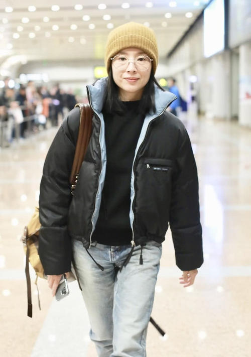 章泽天银色外套,章泽天戴帽子粉色衣服