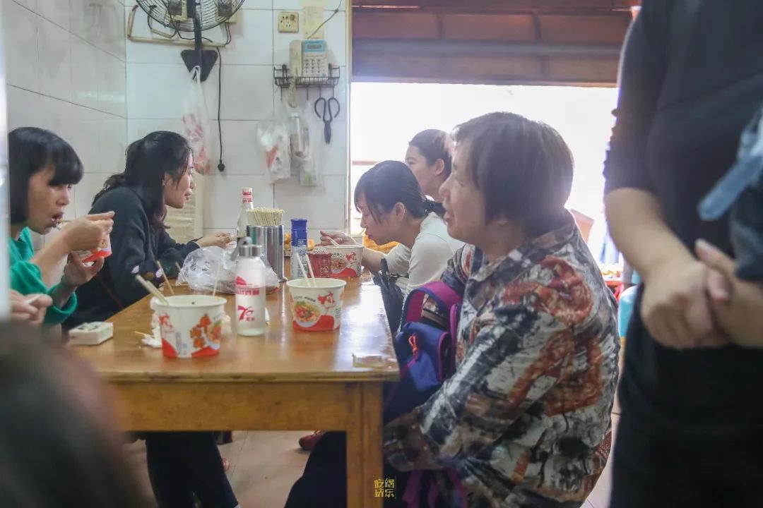 排队两小时，吃饭十分钟？传说中的老字号，真的值得排队吗？