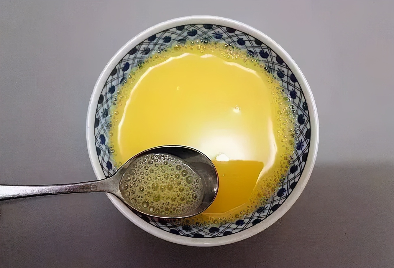 蒸鸡蛋不塌不回缩的诀窍,为什么在家蒸的鸡蛋老又不嫩滑