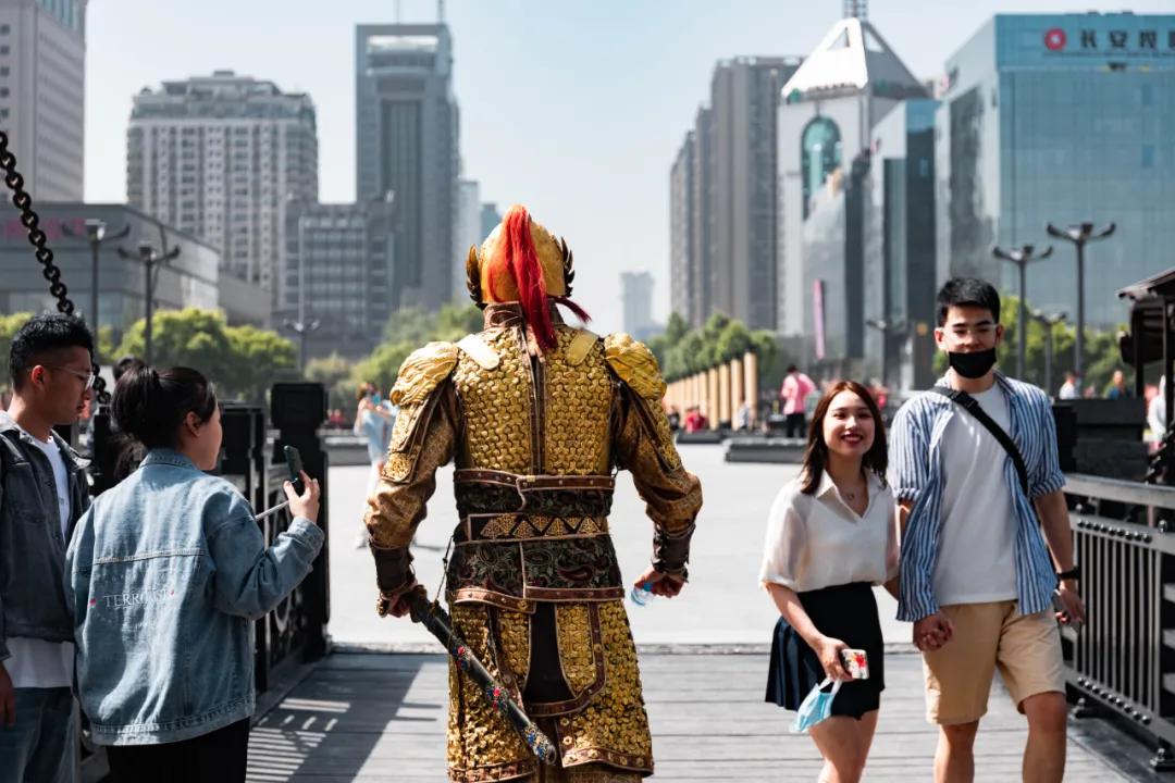 今天，一起去揭开“金甲男团”的神秘面纱……