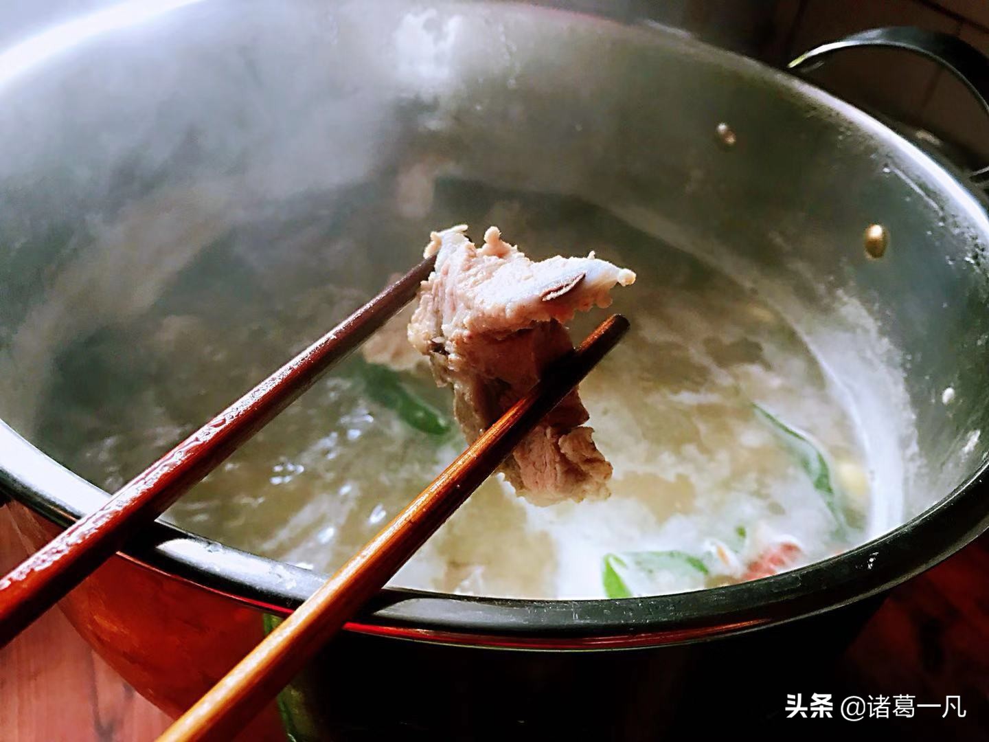 生排骨有一股腥臭味是什么原因,排骨放久了有腥臭味怎么去除