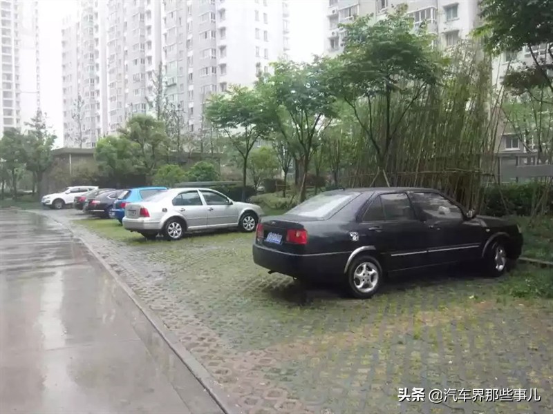 汽车长时间暴晒对内饰的损害,汽车长时间晒掉漆