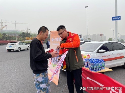 平安产险青岛分公司联合青岛交警开展“五一”出行暖心护航活动