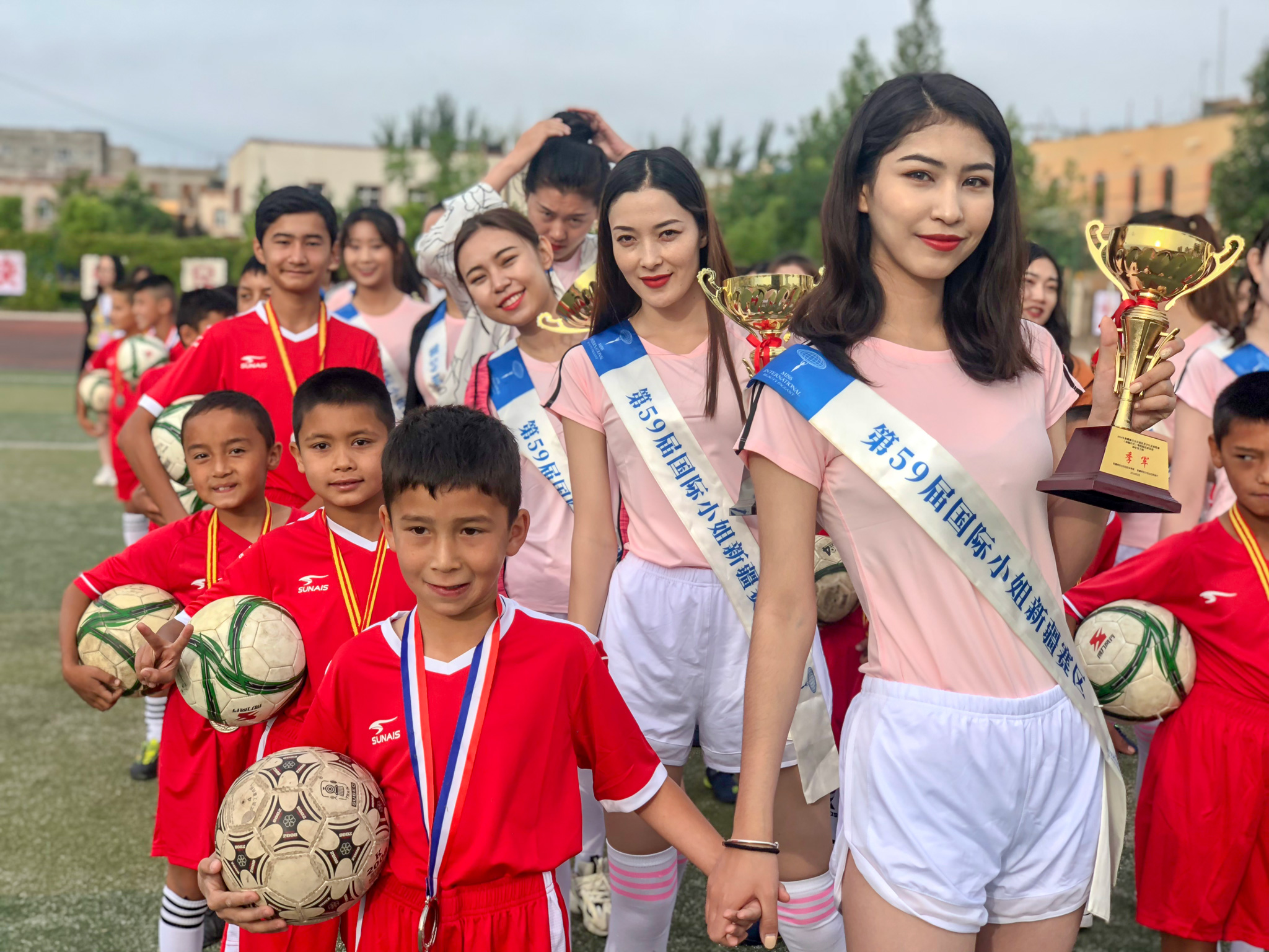 梦想书包公益行——国际小姐与夏马勒巴格镇中心小学足球小将互动